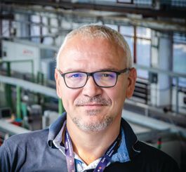Tóth Jozef - člen predstavenstva, riaditeľ pre výrobu a obchod Káble a vodiče pre vinutia Tóth Jozef - člen predstavenstva, riaditeľ pre výrobu a obchod Káble a vodiče pre vinutia